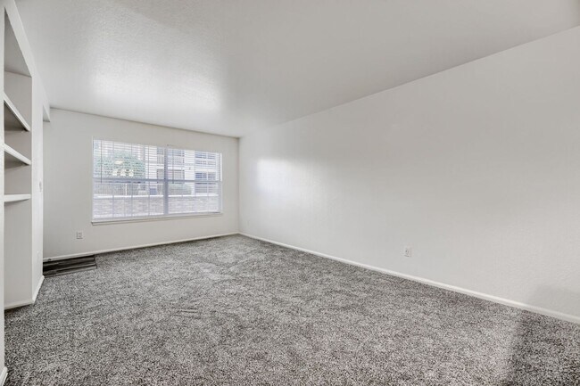 Building Photo - Updated 1 Bedroom Condo Near DTC Available Now