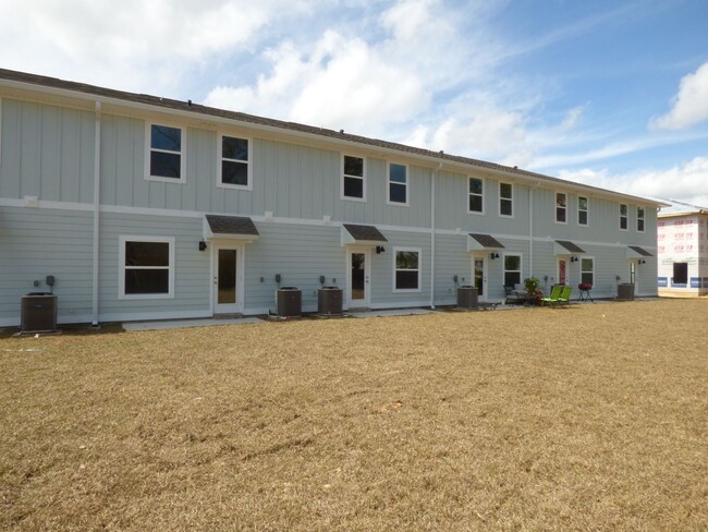 Building Photo - Beautiful New Townhome in Admiral's Quarters