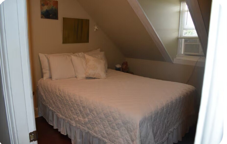 Building Photo - 86 Home Ave