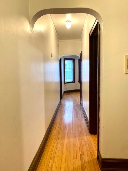 Building Photo - 2520 N Sawyer Ave