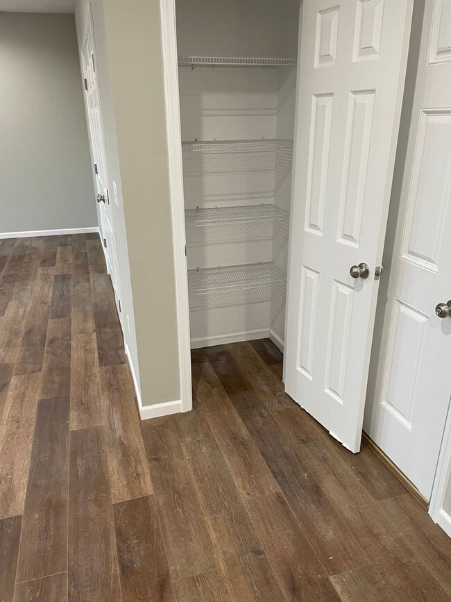 Building Photo - 4 bed 2 bath 2 Car Garage! 1/2 off 1st Months Rent!!