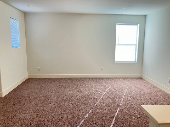 Building Photo - 5 bedroom 3 1/2 bath house in gated commun...