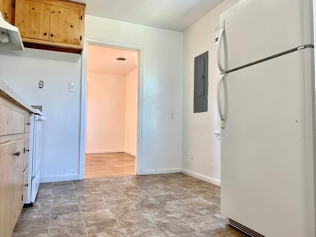 Building Photo - CHARMING 2 BEDROOM SINGLE FAMILY