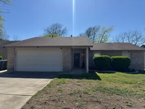 Building Photo - 3 Bed / 2 Bath – Updated Home with Fireplace & Large Backyard