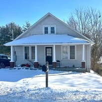 Building Photo - 988 N Maple St