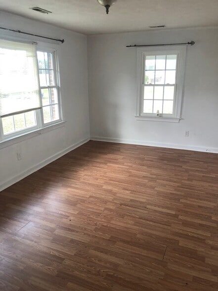 Building Photo - 923 Main St