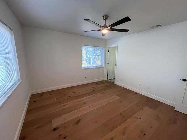 Building Photo - Bright and Spacious 3-Bedroom Home in the Heart of South Davis