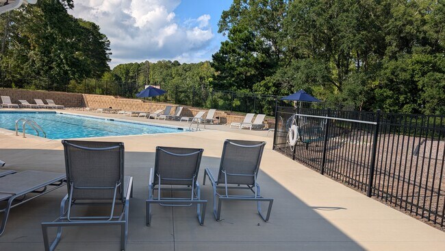 Building Photo - 1024 Red Roses Ave