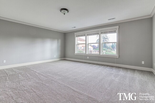 Building Photo - Large Pet Friendly 3 bed 2.5 bath home in ...