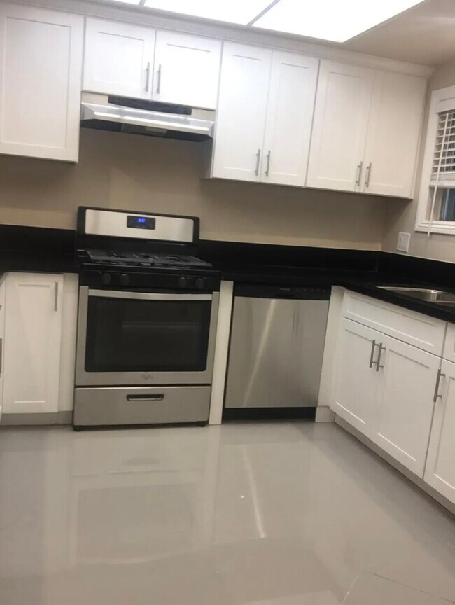 Building Photo - 2915 Montrose Ave