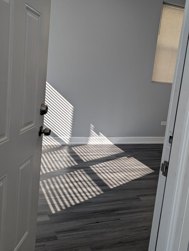 Building Photo - 3925 S Indiana Ave