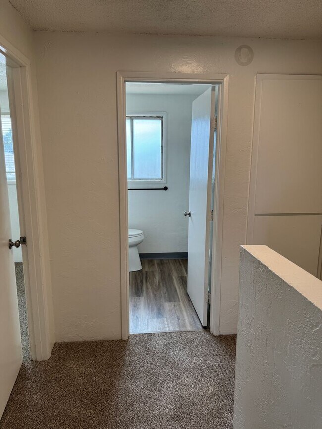 Building Photo - Updated 2 bedroom 1 1/2 bath duplex in Springfield!