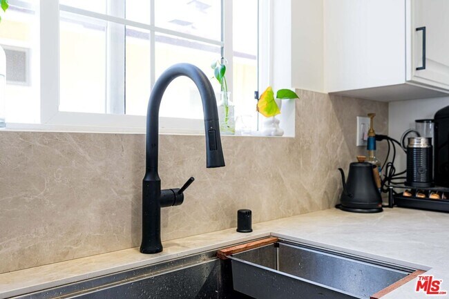 Building Photo - 12023 Collins St