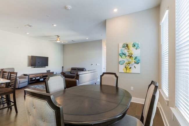 Building Photo - The Grove 2/2 Furnished