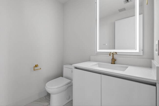 Building Photo - 700 NE 24th St