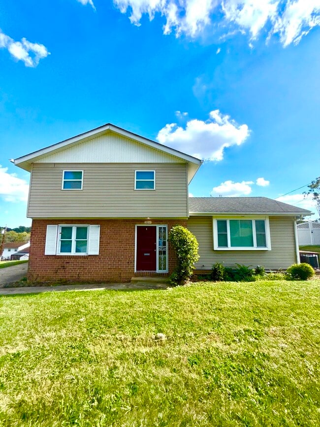 Building Photo - 3211 St Lukes Ln