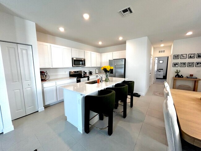 Building Photo - 317 SE Crossoak Ln