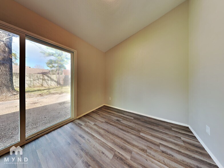 Building Photo - 2822 Canary Ln