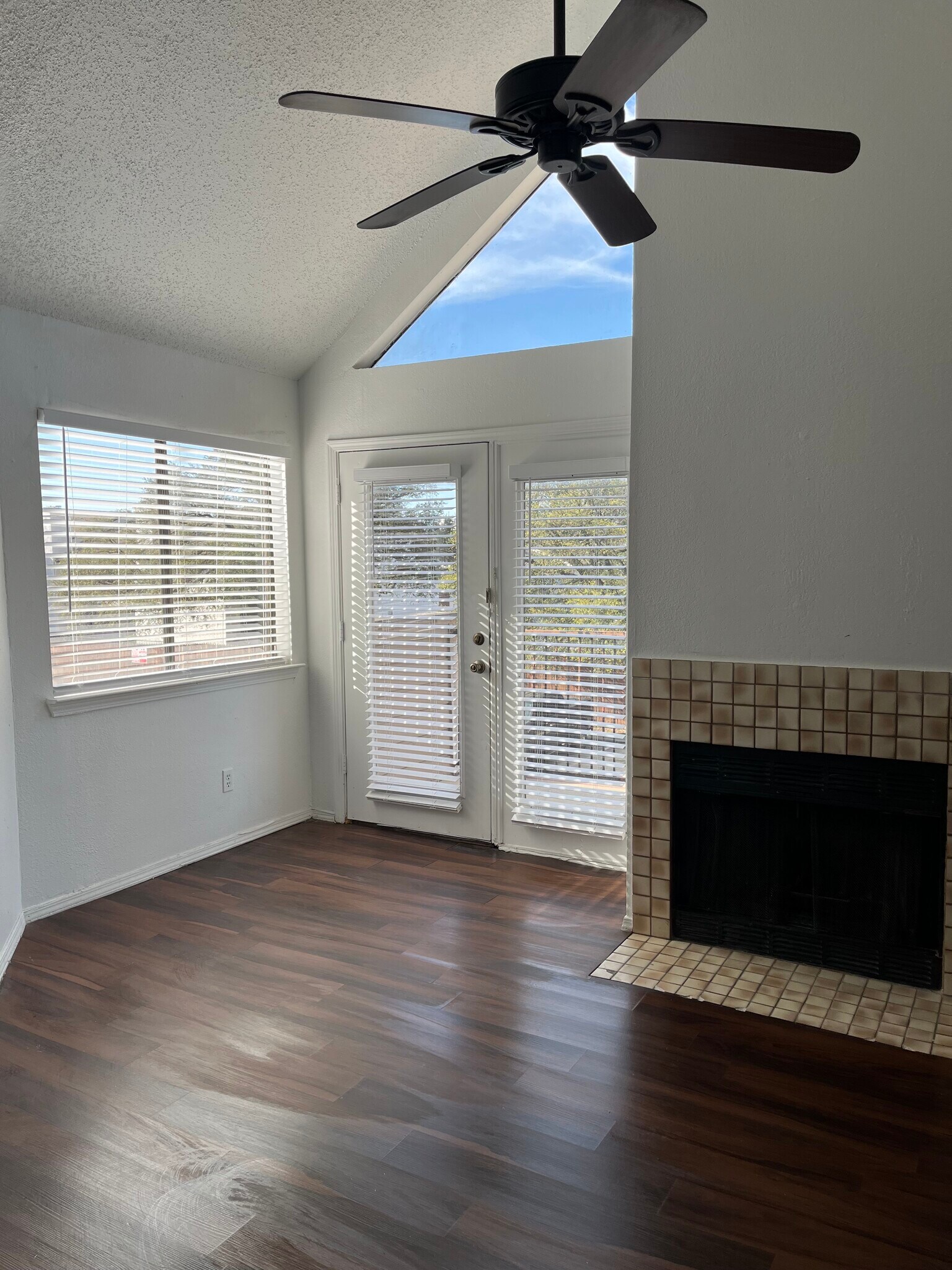 Building Photo - 9839 Walnut St