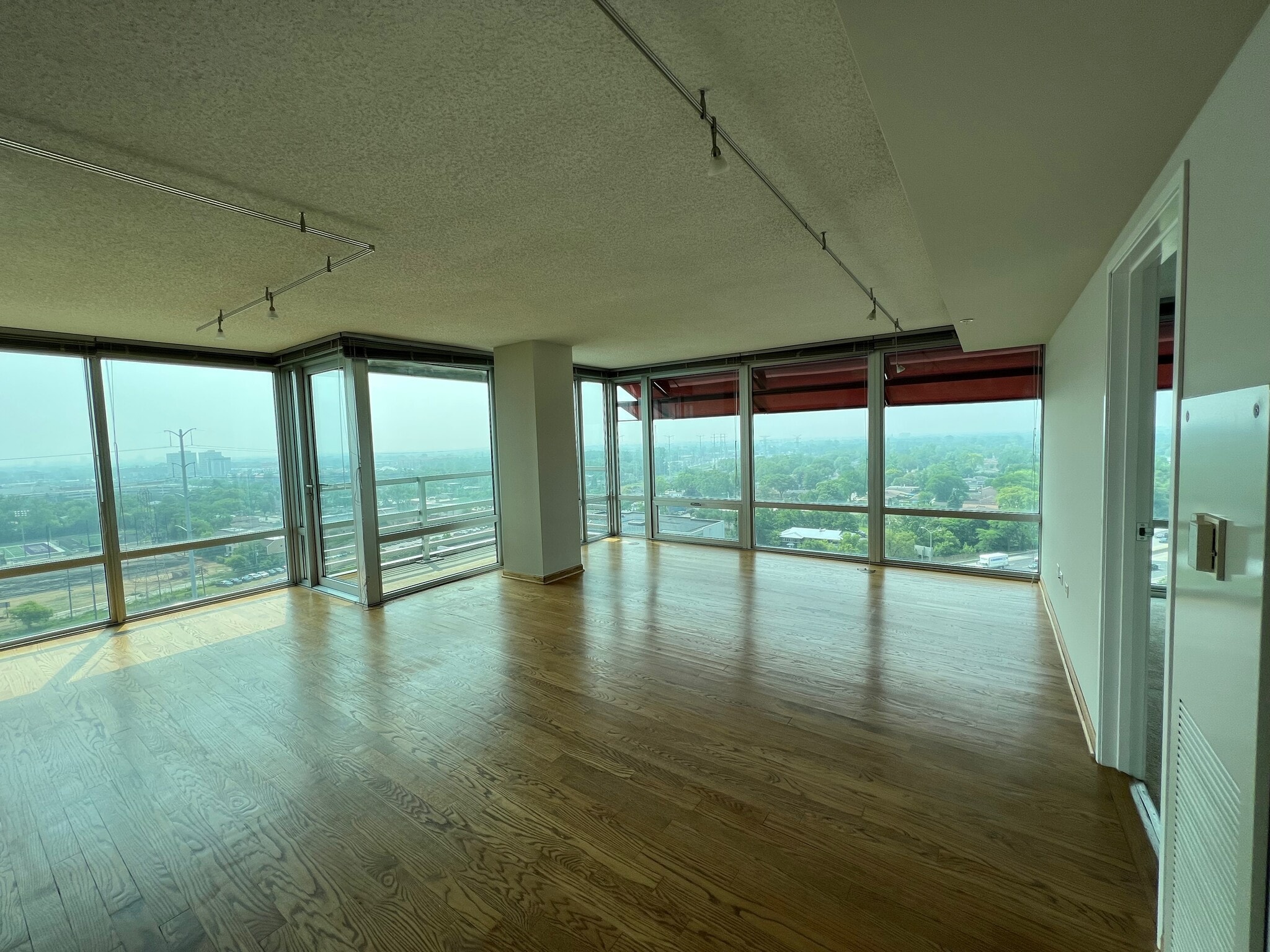 Building Photo - 9715 Woods Dr