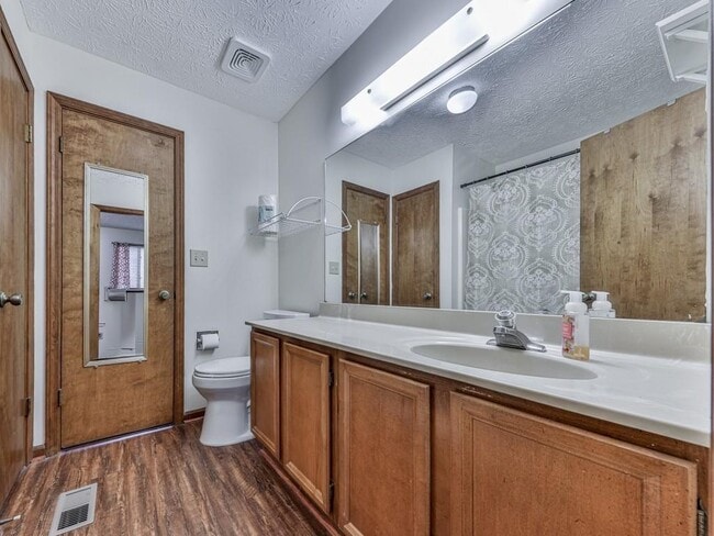 Building Photo - 1101 Fairway Oaks