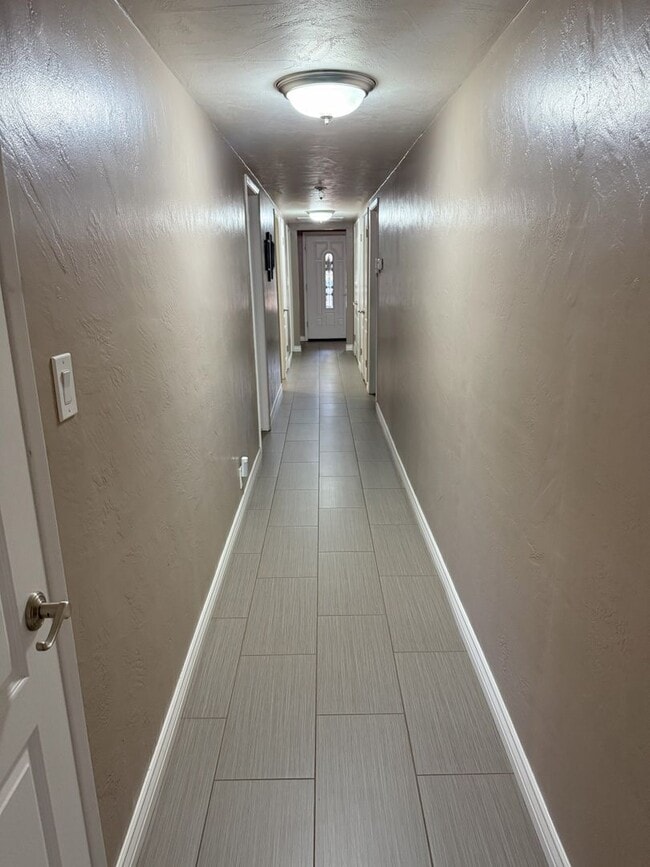 Building Photo - Beautiful Southside Los Banos Rental