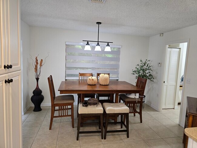 Building Photo - 939 Hibiscus Dr