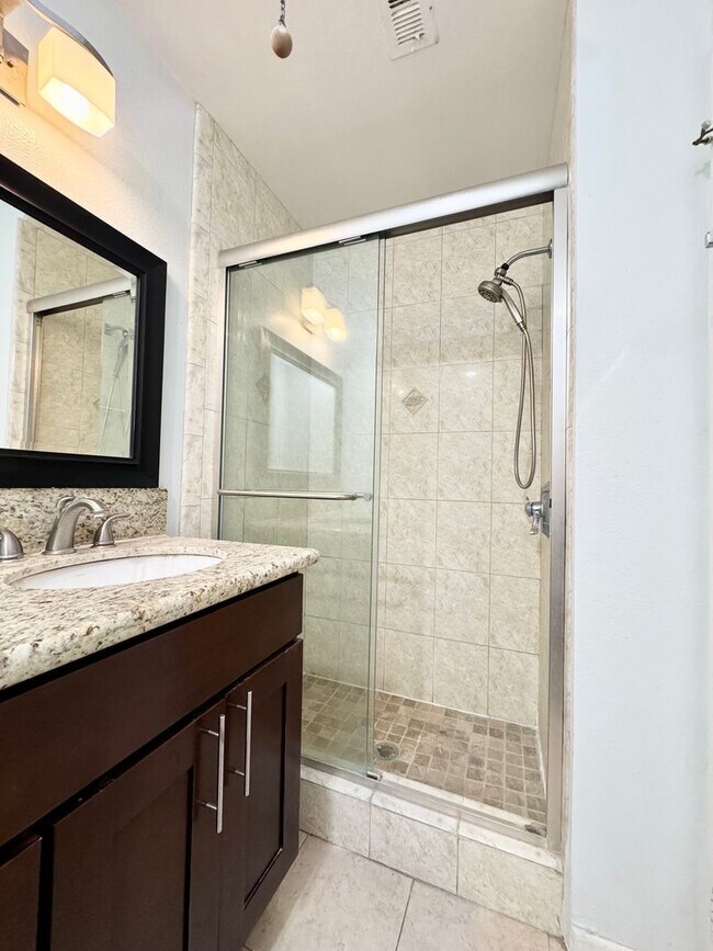Building Photo - *** Charming 4 bed 3.5 bath Alhambra Townhome ***