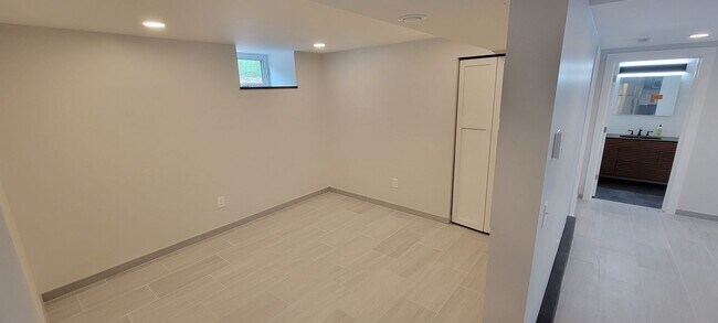 Building Photo - AVAILABLE  May 1st - Newly Updated 1 Bed 1 Bath!