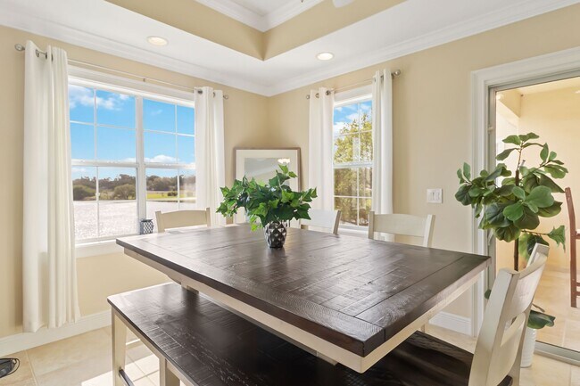 Building Photo - Beautiful furnished 2/2 condo with stunning water view available May 2026 for a short-term stay