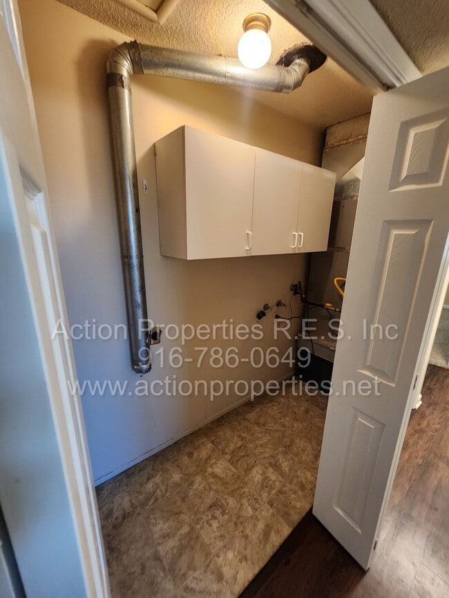 Building Photo - Action Properties R.E.S.- Central Roseville, R.V. Access, 3 Bedroom, Large Patio & Rear Yard, Nea...
