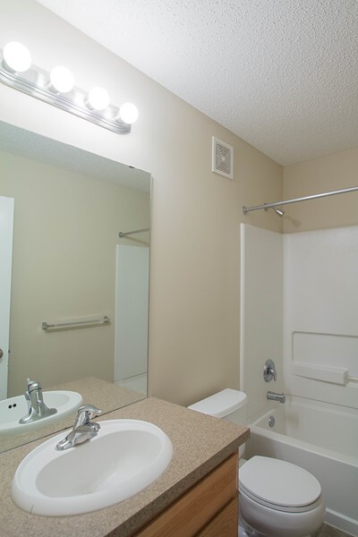 Building Photo - Hugo 2 Bed/2 Bath Water's Edge Townhome - ...