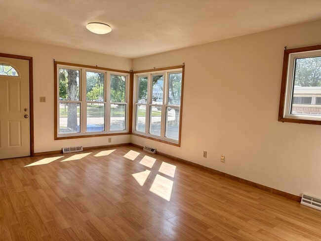 Building Photo - 2 Bedroom 1.5 Bath Duplex - South Fargo