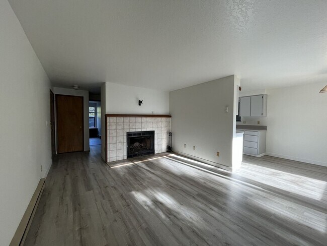 Building Photo - Spacious 2BD/1.5BA Ground-Floor Apartment with Spacious Bedrooms & Modern Kitchen Layout