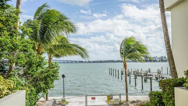 Building Photo - 1901 Brickell Ave #A508