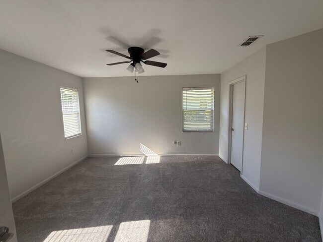 Building Photo - Classic Comfort in Rainbow Springs Country...