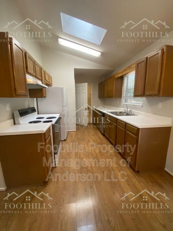 Building Photo - 307 Green Forest Dr