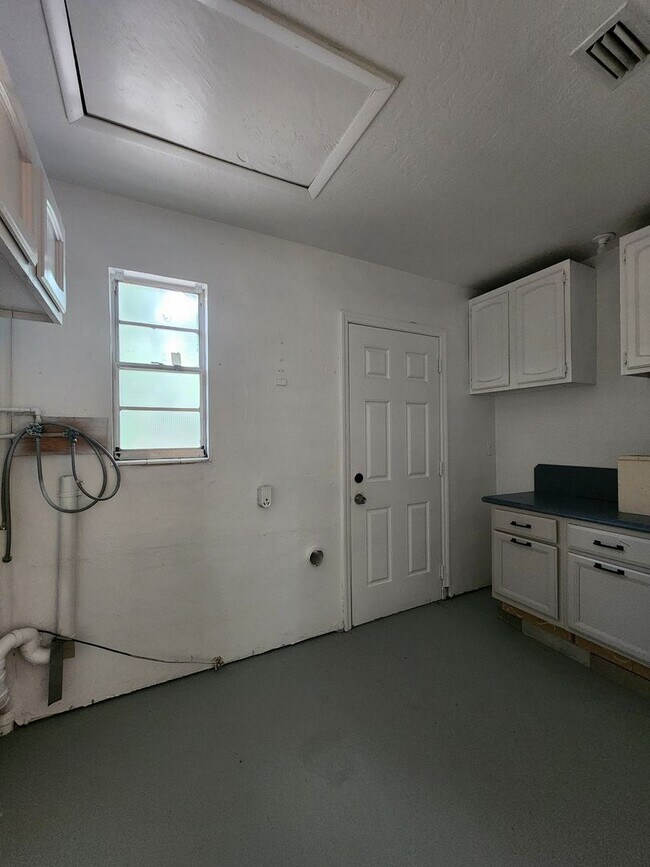 Building Photo - 4 Bedroom Single Family Home