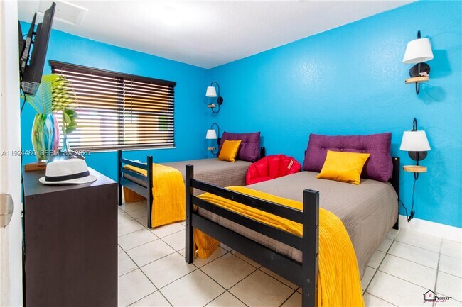 Building Photo - 985 SW 10th St