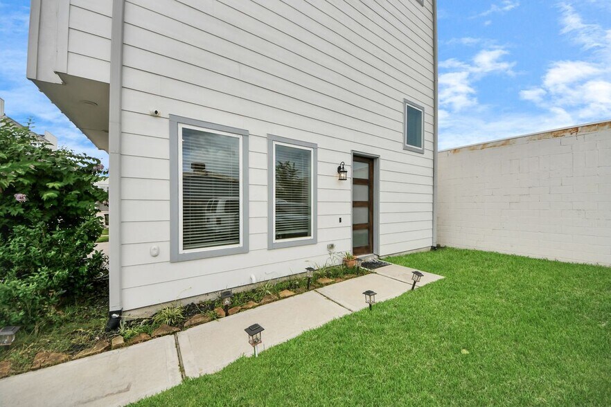 Building Photo - 1743 Cove Cres Ct