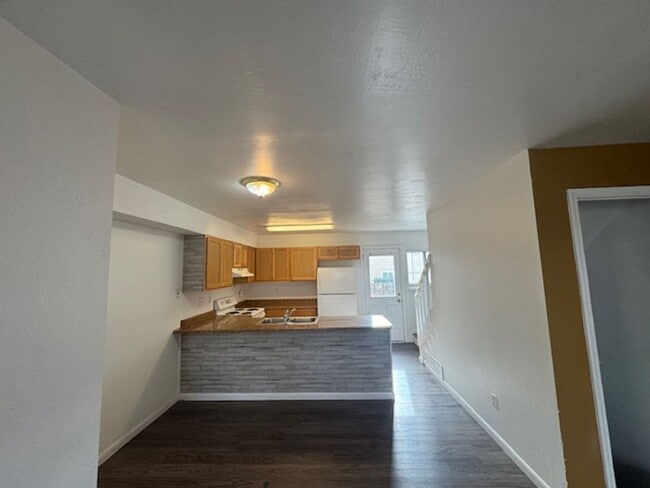 Building Photo - COZY 3BD/2.5BA TOWNHOME near Military Bases - Security Deposit Alternative Available