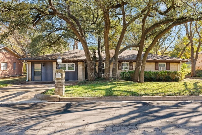 Building Photo - 8806 Fox Hollow Dr