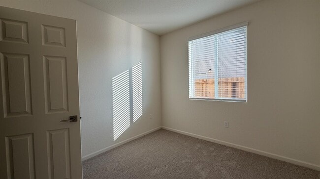 Building Photo - 2153 N Renn Ave