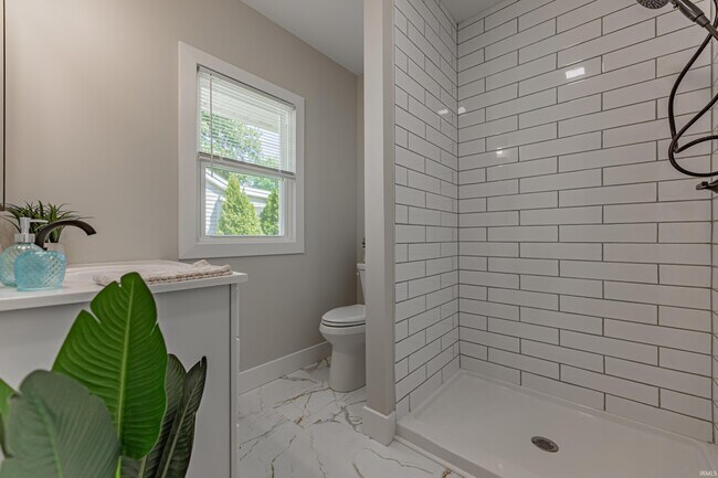Building Photo - 808 S Cullen Ave
