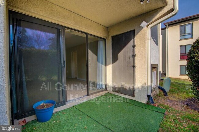 Building Photo - 613 Center St