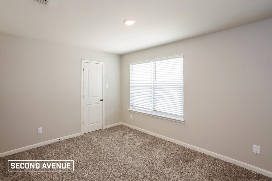 Building Photo - 2100 Jeanine Dr