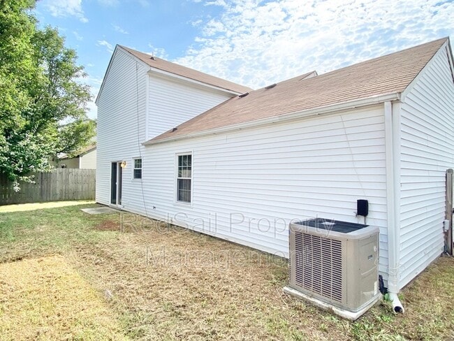 Building Photo - 213 N Hunt Club Run