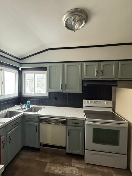 Building Photo - 93 Main St