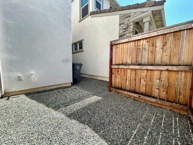Building Photo - Beautiful Modern 3 Bedroom With Solar! - Apply Today!