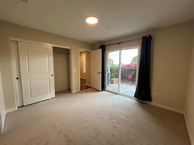 Building Photo - Upgraded 2+2 townhome, equipped w/all appl...